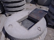Колодезная крышка 1190х480х100 бетонная с квадратным металлическим люком