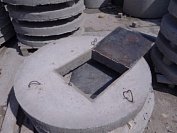 Колодезная крышка 1190х480х100 бетонная с квадратным металлическим люком
